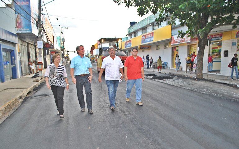 Célia Rocha acompanha andamento de obras pelo Centro de Arapiraca