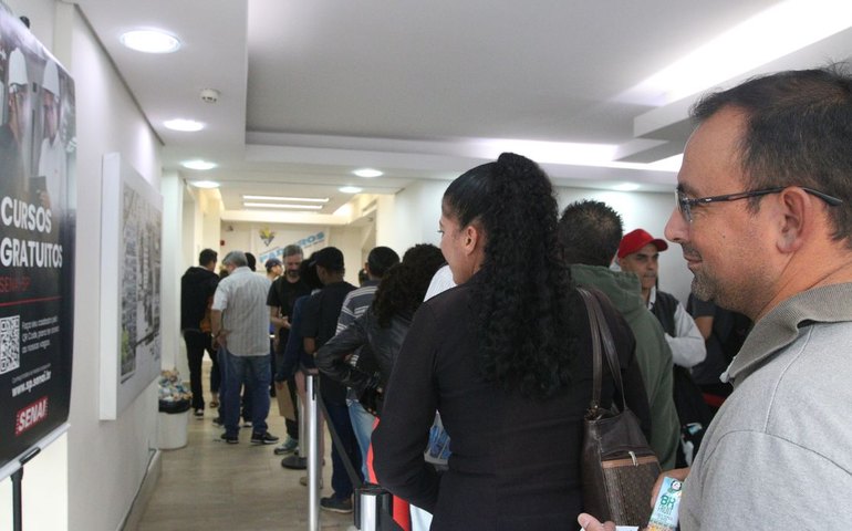 Taxa de desemprego cai e chega a 6,9% no segundo trimestre do ano