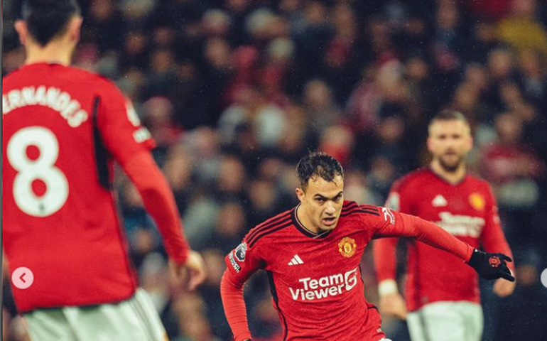 Manchester United alerta Garnacho sobre seu comportamento nas redes sociais