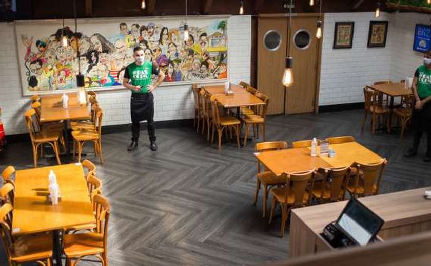 Restaurantes seguem as regras mas ficam vazios no 1º dia de reabertura em SP