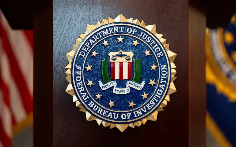 Homem acusado de enganar centenas de adolescentes para que lhe enviassem imagens pornográficas é levado aos EUA