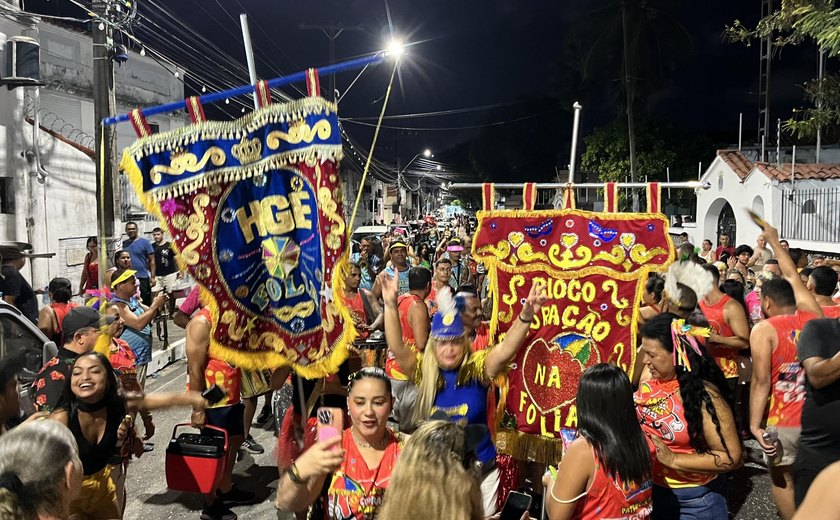 HGE na Folia desfila pelas ruas do Jaraguá apresentando o bloco Coração na Folia