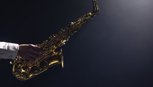 saxofone-nas-maos-de-um-homem-em-um-espaco-de-copia-de-fundo-escuro / Foto: Foto: Freepik