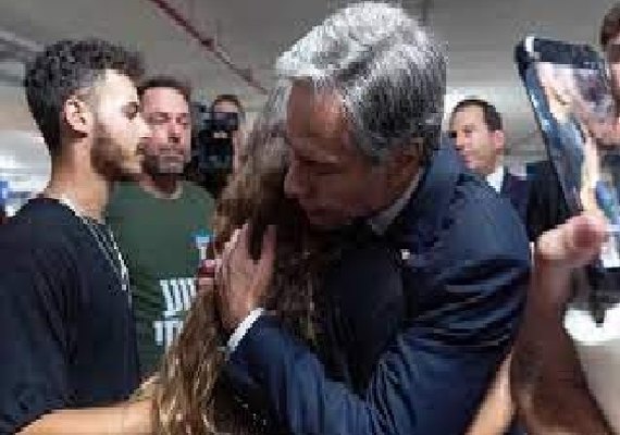 Israel mostra fotos de bebês mortos pelo Hamas a secretário de Estados dos EUA