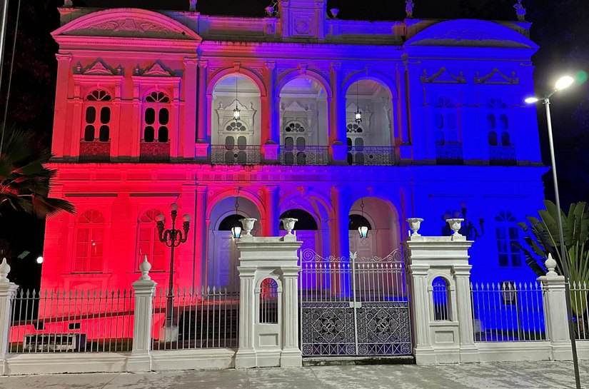 Palácio dos Martírios é iluminado nas cores das bandeiras de Alagoas e da França