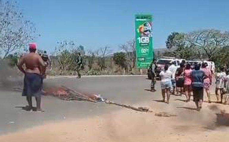 Protesto no Conjunto Brivaldo Medeiros em Palmeira dos Índios: Moradores reivindicam abastecimento de água