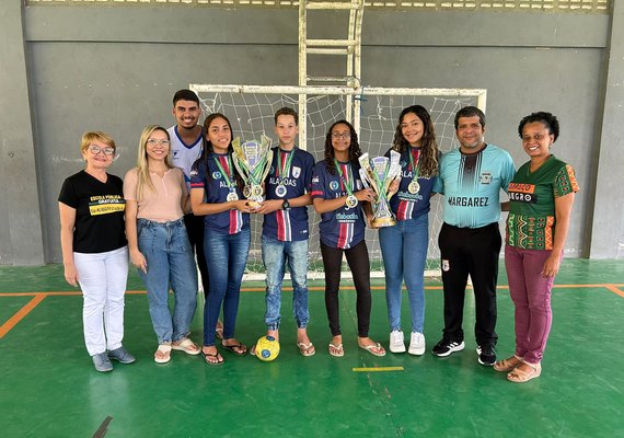 Estudantes de escola pública fazem campanha para participar de competição internacional de Handebol