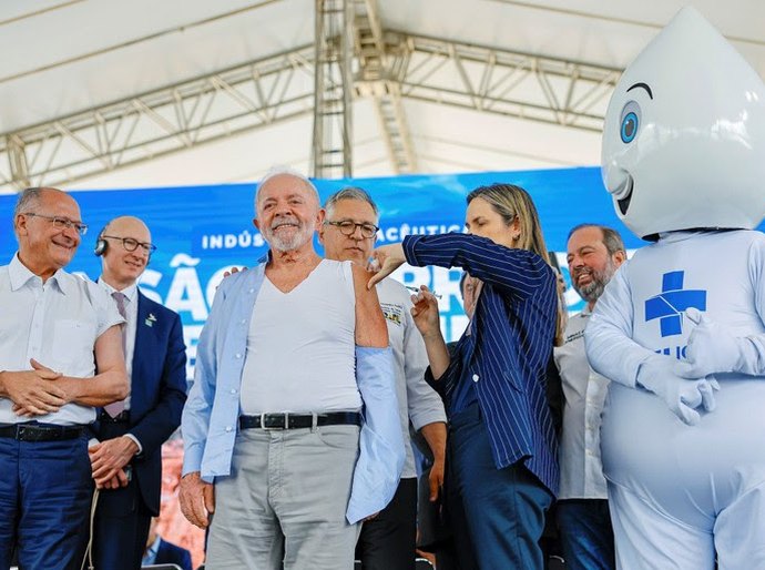 Presidente Lula é vacinado na abertura da campanha nacional contra a gripe