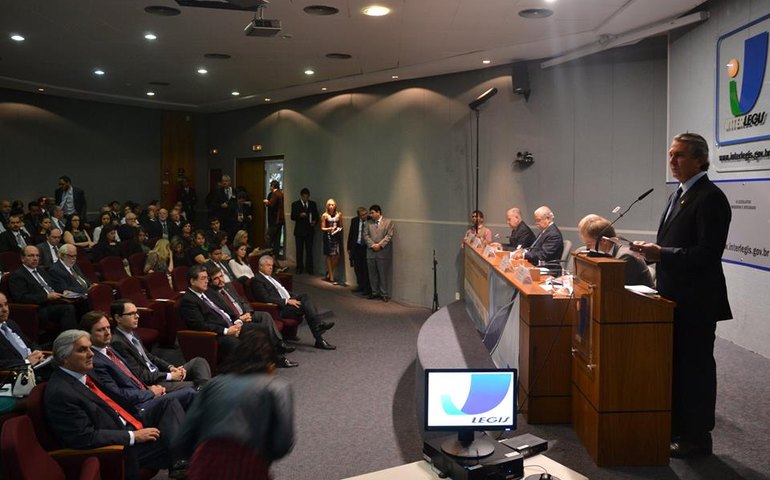 Collor critica descaso com que governos tratam o saneamento