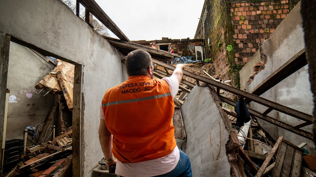 Vistorias da Defesa Civil de Maceió identificam riscos em residências