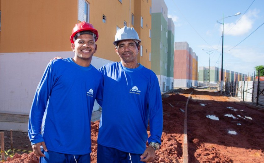 Pai e filho trabalham na construção do Parque da Lagoa e ajudam na realização de sonhos para moradia digna