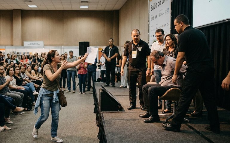 Mulher interrompe palestra no Salão do Livro para cobrar pensão; homem é preso após vídeo