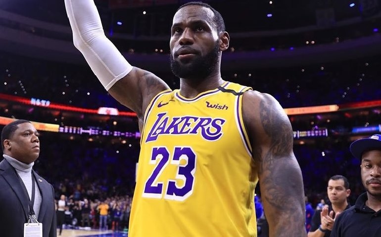 LeBron brilha, faz história na NBA, mas Lakers perdem mais uma; Celtics tropeçam
