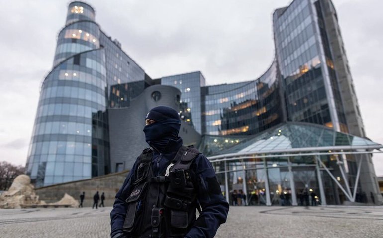 Novo governo da Polônia 'liquida' empresas públicas de comunicação e é alvo de críticas 