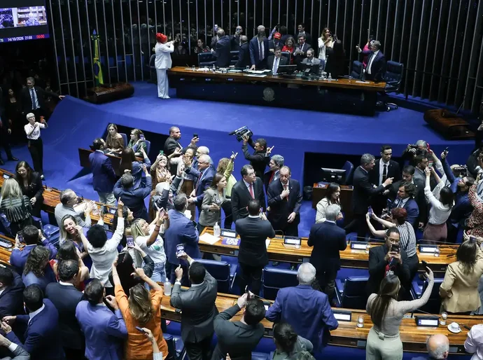 Imprensa estrangeira vê vitória de Lula em aprovação do fim da 6x1