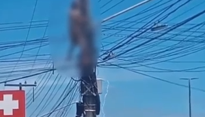 Homem escala poste para fazer ligação clandestina de energia na Grande Aracaju
