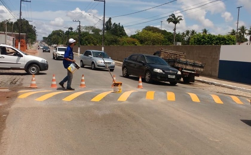 SMTT sinaliza lombadas e faixa de ônibus em Arapiraca