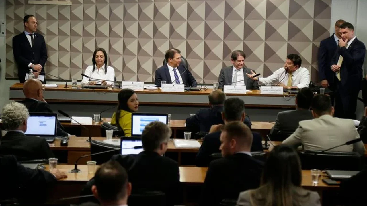 CPMI do 8 de Janeiro já tem 396 requerimentos em 'guerra' entre aliados de Lula e Bolsonaro