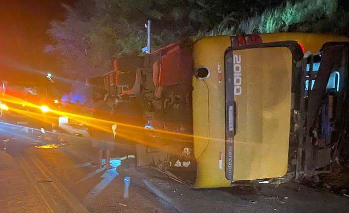 Ônibus de turismo saiu da pista e tombou na BR-251, em Minas Gerais