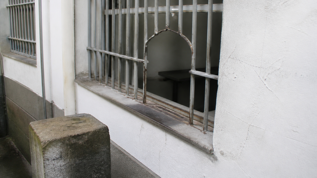 Preso foge de delegacia em Florianópolis ao passar por buraco na grade