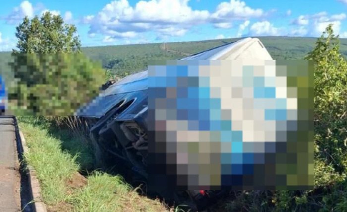 Ônibus tombou À margem da pista, após motorista desviar de uma carreta