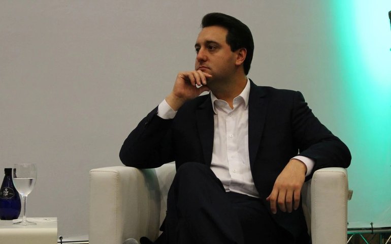 Ausência de Ratinho Jr. é explorada em primeiro debate ao governo do Paraná