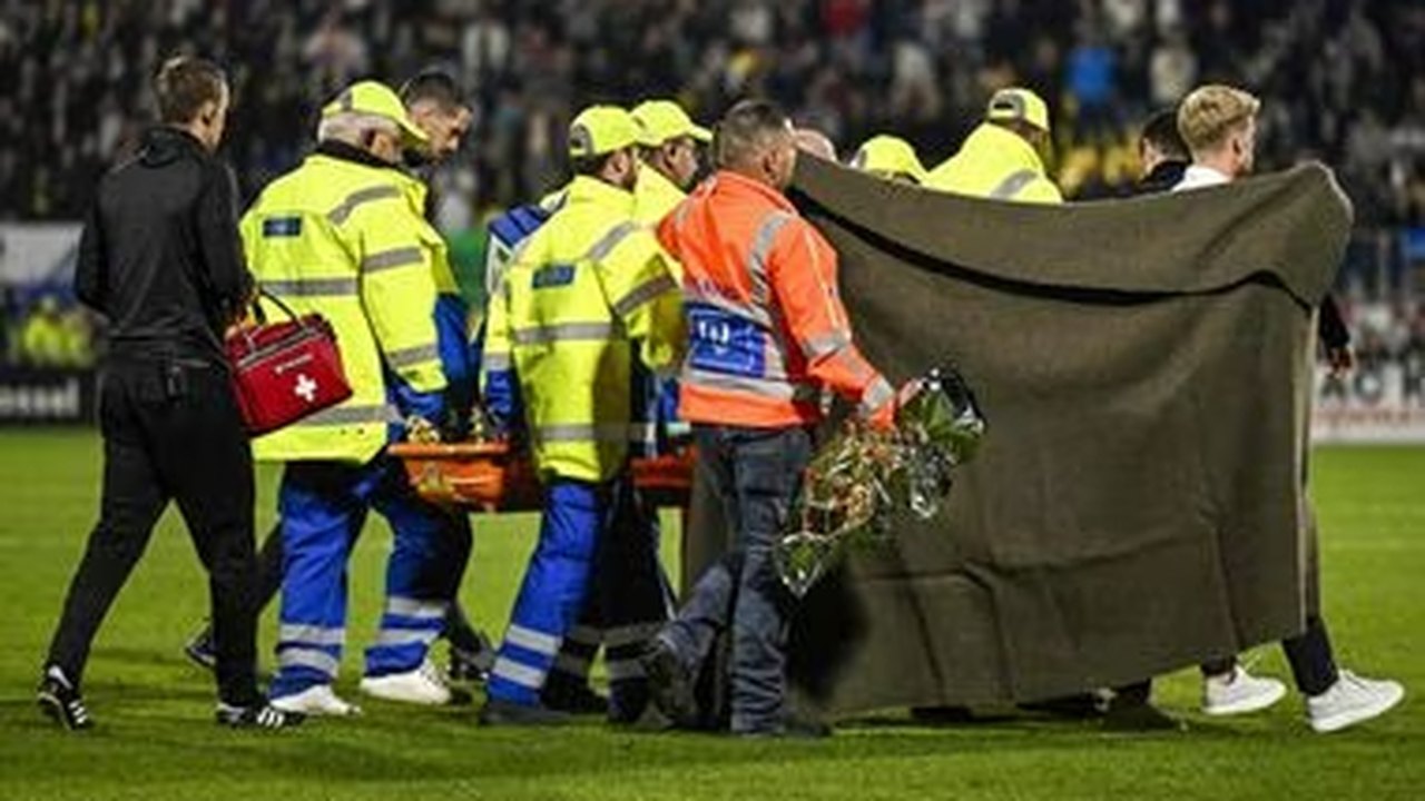 Goleiro desmaia após levar pancada na cabeça e partida do Ajax é suspensa na Holanda