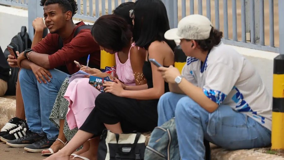 Pesquisa indica mulheres jovens mais progressistas que homens