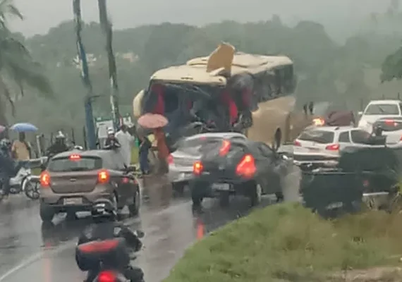 Veja vídeo: Acidente entre ônibus e carreta deixa feridos na Ladeira do Catolé
