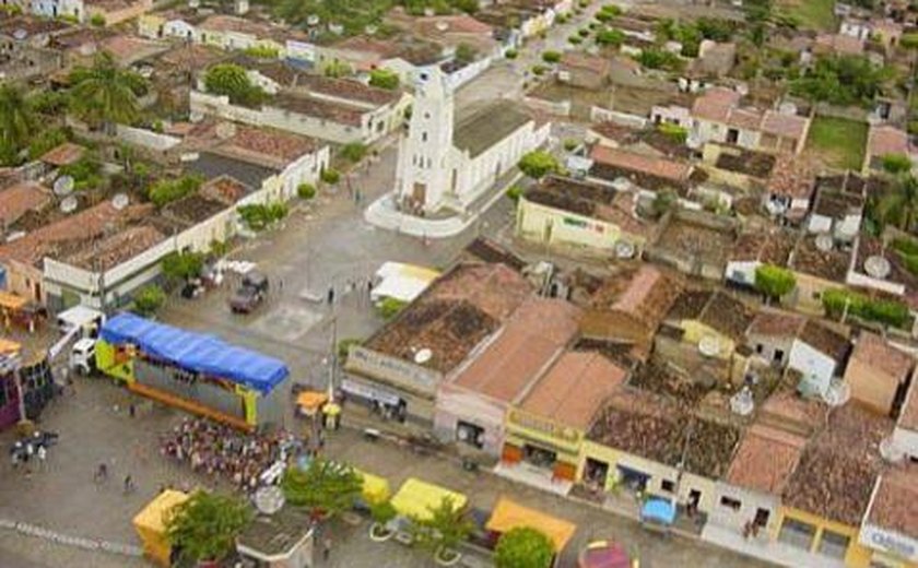 Homem que bebia em churrasco desaparece após mergulhar em barragem no interior