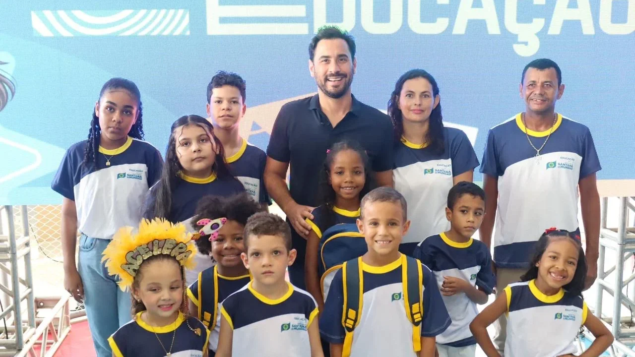 Acelera na educação: Prefeito de Santana do Mundaú assina OS para reforma de escola e apresenta novos fardamentos, mochilas e kits escolares