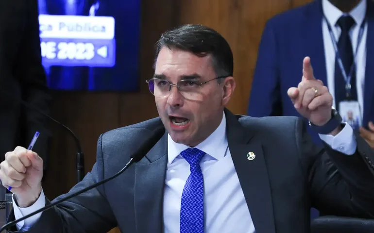 Atlas/Bloomberg: Flávio Bolsonaro tem 47,6% e Lula registra 46,6% em eventual segundo turno