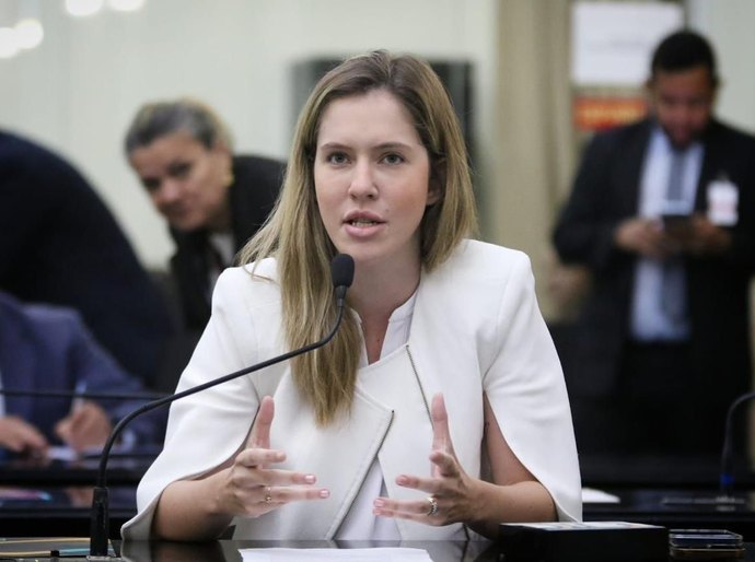 Cibele Moura reforça importância de projeto de câmeras de segurança, para proteger também professores e funcionários