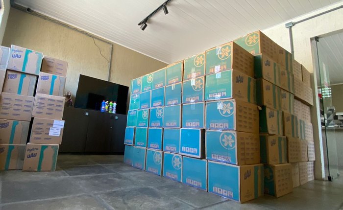 Mutirão de funcionários da Associação ajudou a separar os produtos que serão distribuídos