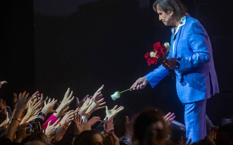 Roberto Carlos recusa dar flor a fã que tentou puxar sua mão durante show em SP