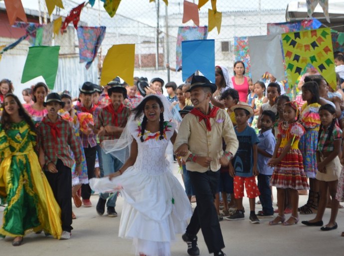 Escola Donizetti Calheiros comemora festas juninas
