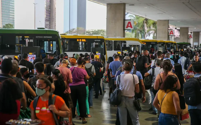 Taxa de desocupação no Brasil fica em 7,9% no trimestre encerrado em março, afirma IBGE