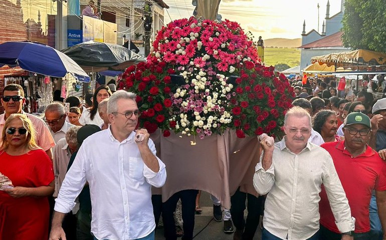 Fiéis de Taquarana participam de procissão solene em honra à Padroeira da cidade