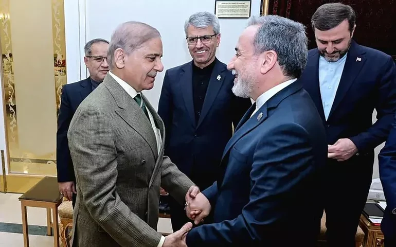 Chanceler do Irã visita Paquistão, mas não se reúne com EUA