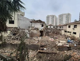 Explosão em depósito clandestino de fogos deixa um morto e destruição no Tatuapé, em SP