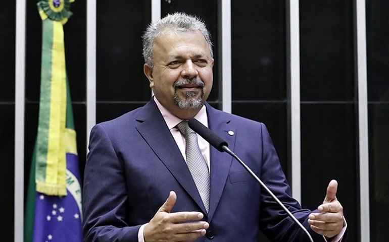 Deputado pede investigação sobre uso das Forças Armadas por Bolsonaro na pandemia