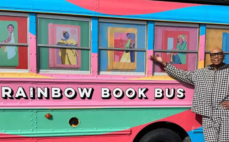 RuPaul vai usar 'ônibus arco-íris' para distribuir 10 mil livros banidos nos EUA