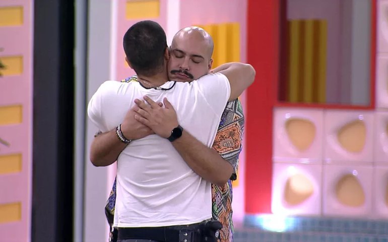 Brothers ficam abalados com desistência de Tiago do BBB 22; mãe e marido apoiaram