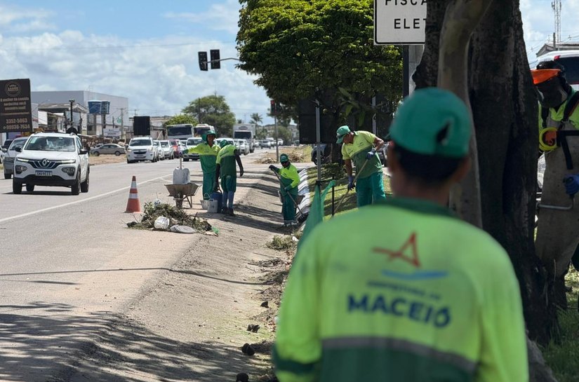 Limpeza Urbana inicia mutirão de limpeza na Avenida Lourival Melo Mota