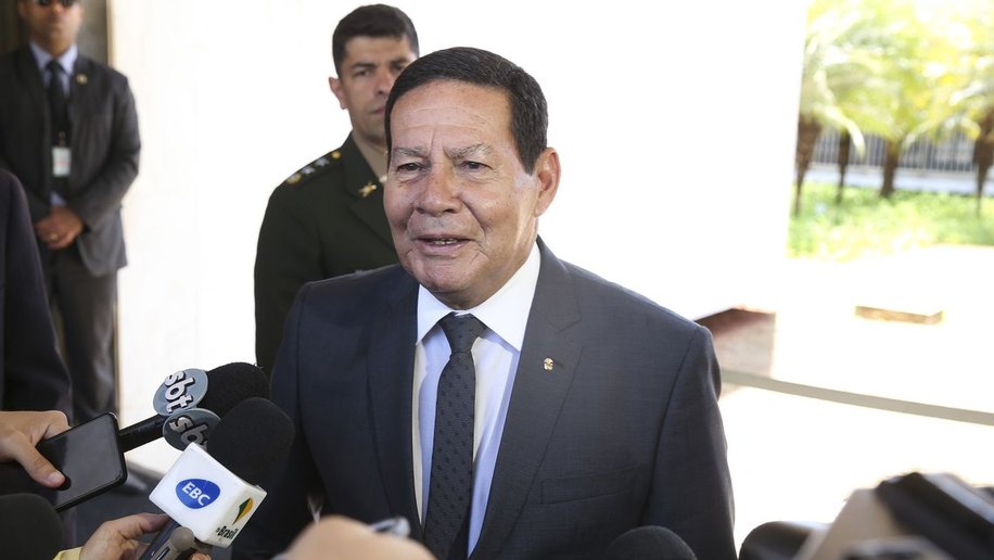 Mourão contraria Bolsonaro e ganha afagos de adversário do presidente