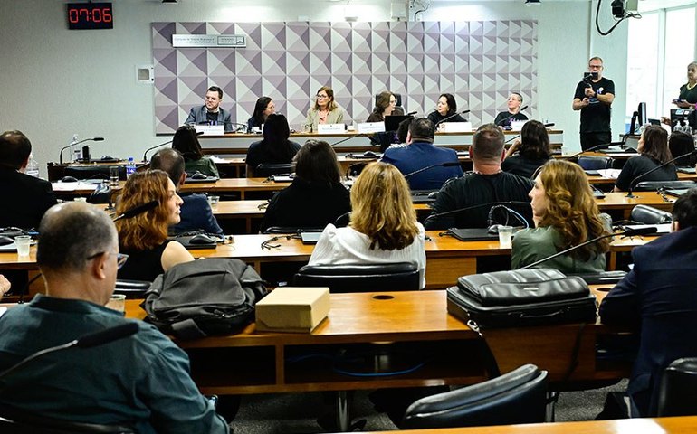 Debatedores defendem oferta gratuita de medicamento para tipo de raquitismo