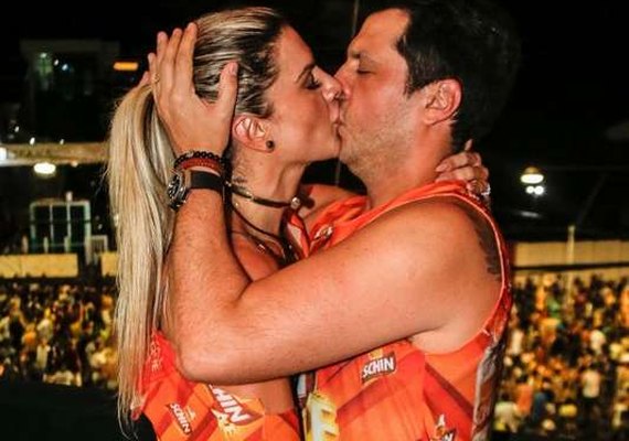 Carnaval: Mirella Santos troca beijos com o marido, Ceará, em Salvador