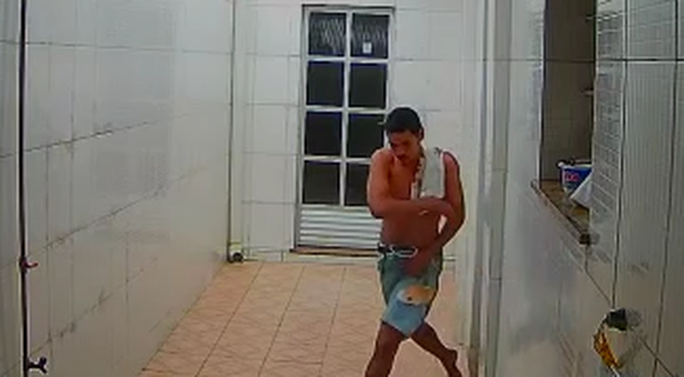 Suspeito de roubos invade casa, é detido e foge de viatura policial em Aquidabã