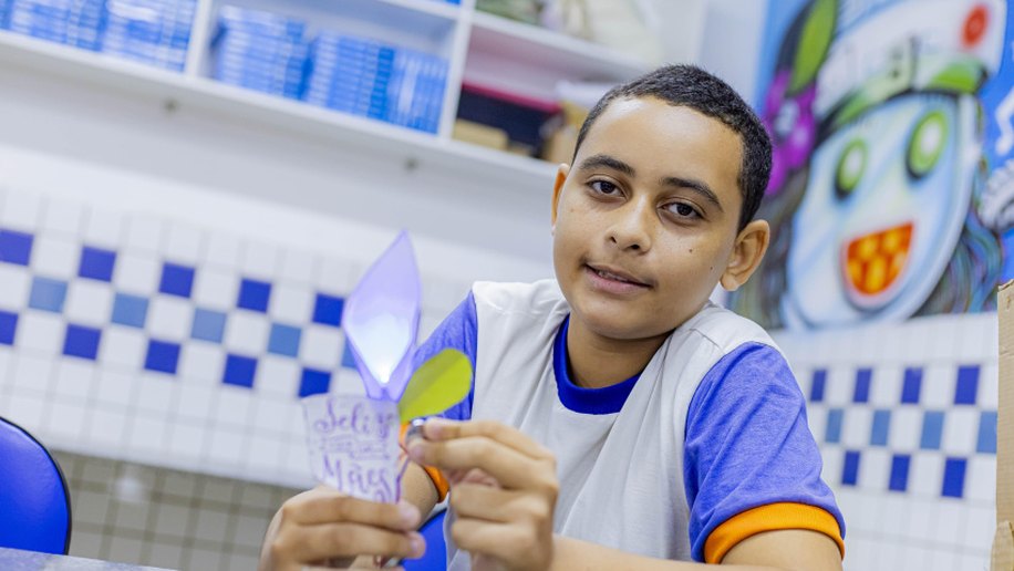 Alunos de escola municipal produzem presentes tecnológicos na aula de robótica