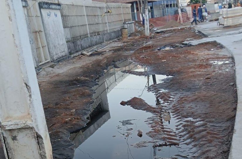 Falha em estação elevatória da BRK causa extravasamento de esgoto no Centro de Maceió